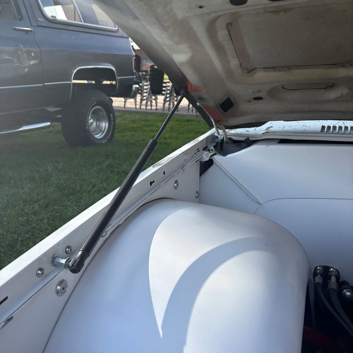 Hood strut kit for 73-87 Chevy squarebody truck, complete kit