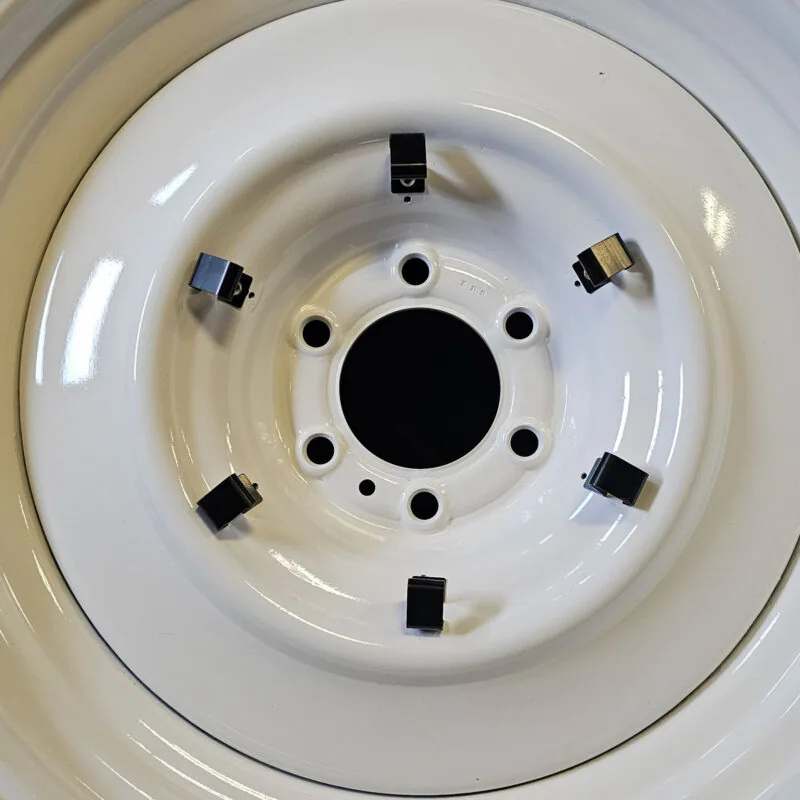 Hub cap clip retention detail for dog dish hubcaps
